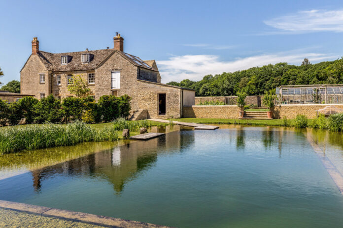 Cosy Cotswolds Farm - natural swimming pool