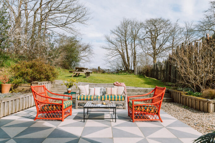 Outdoor table and chairs at The Cob, Bude