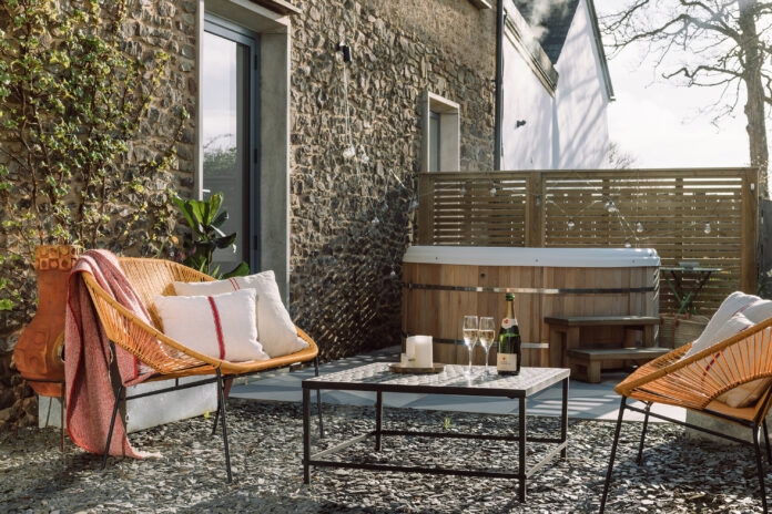 Outdoor table, chairs and hot tub at The Cob, Bude
