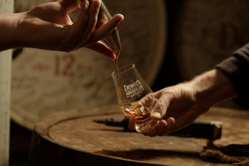 Dewars-Whisky-Distillery-pour