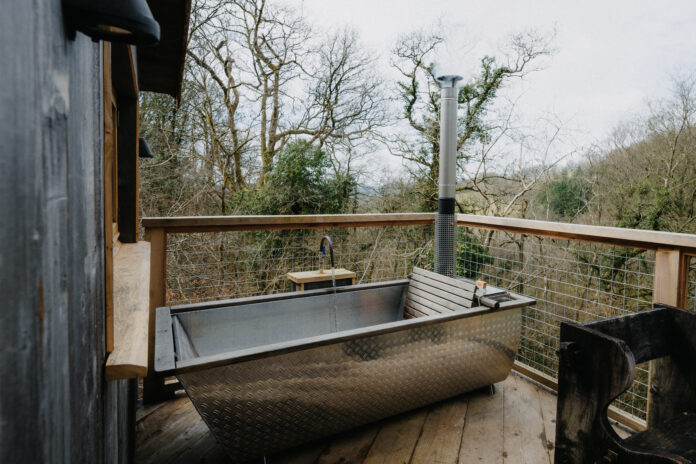 Outdoor bathtub at Chatan, Devon
