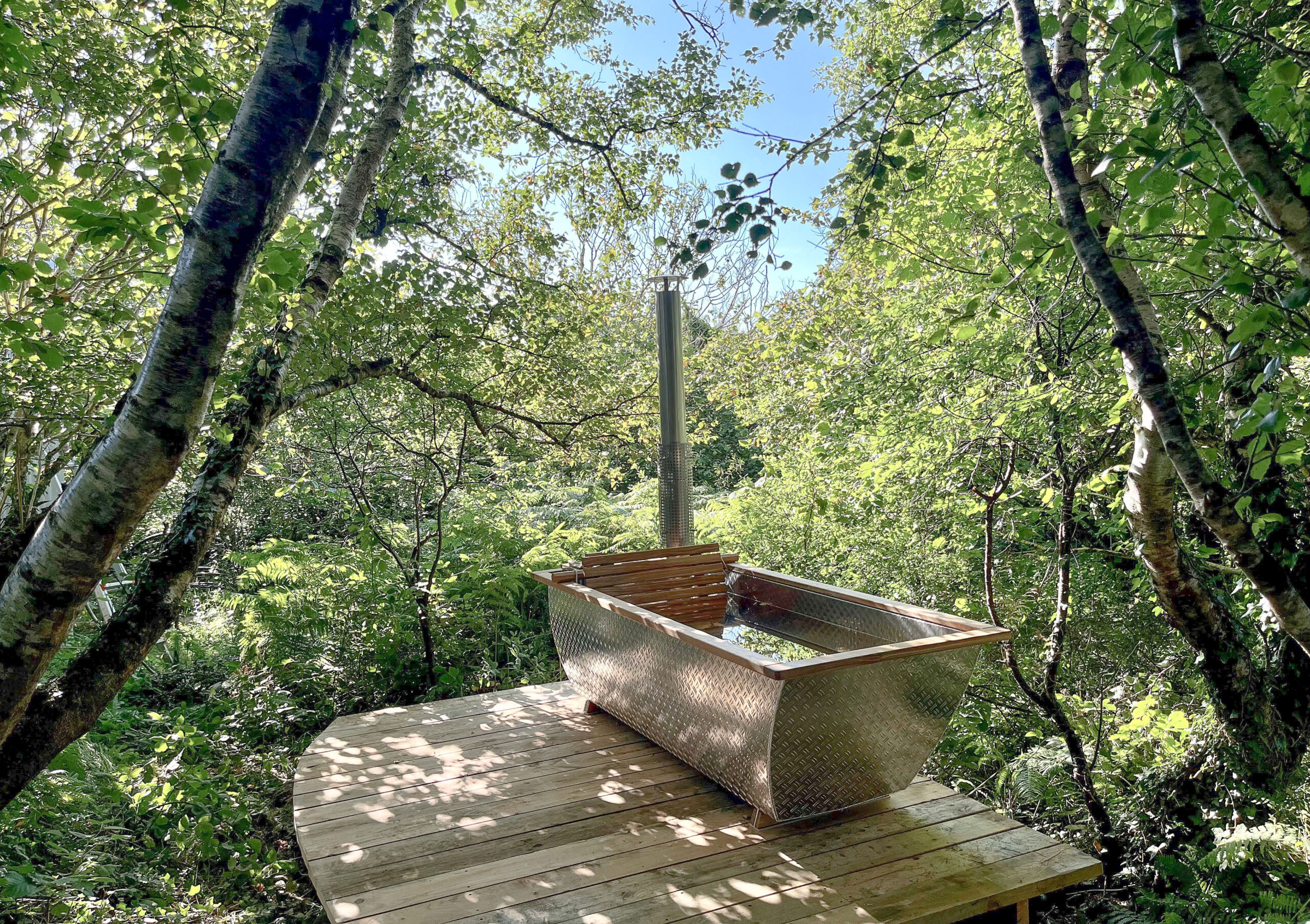 Outdoor bathtub amidst natural surroundings